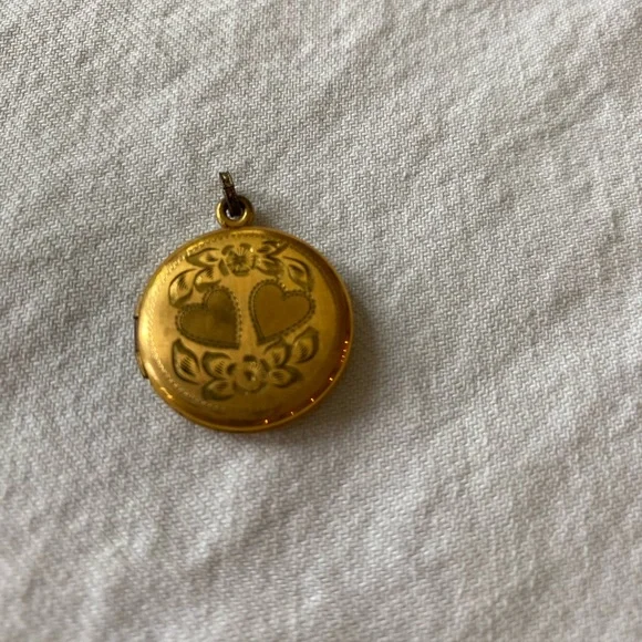 Gold tone Heart and Flower locket. Antique. Costume - Picture 1 of 3
